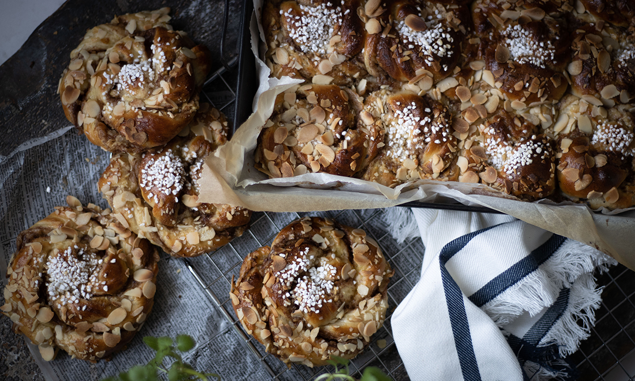 Äppelbullar med brynt smör och vaniljkräm