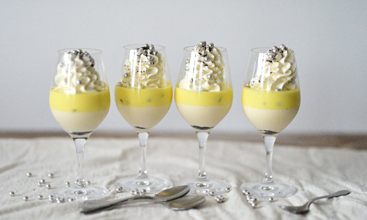Vanilj- och passionsfrukspannacotta