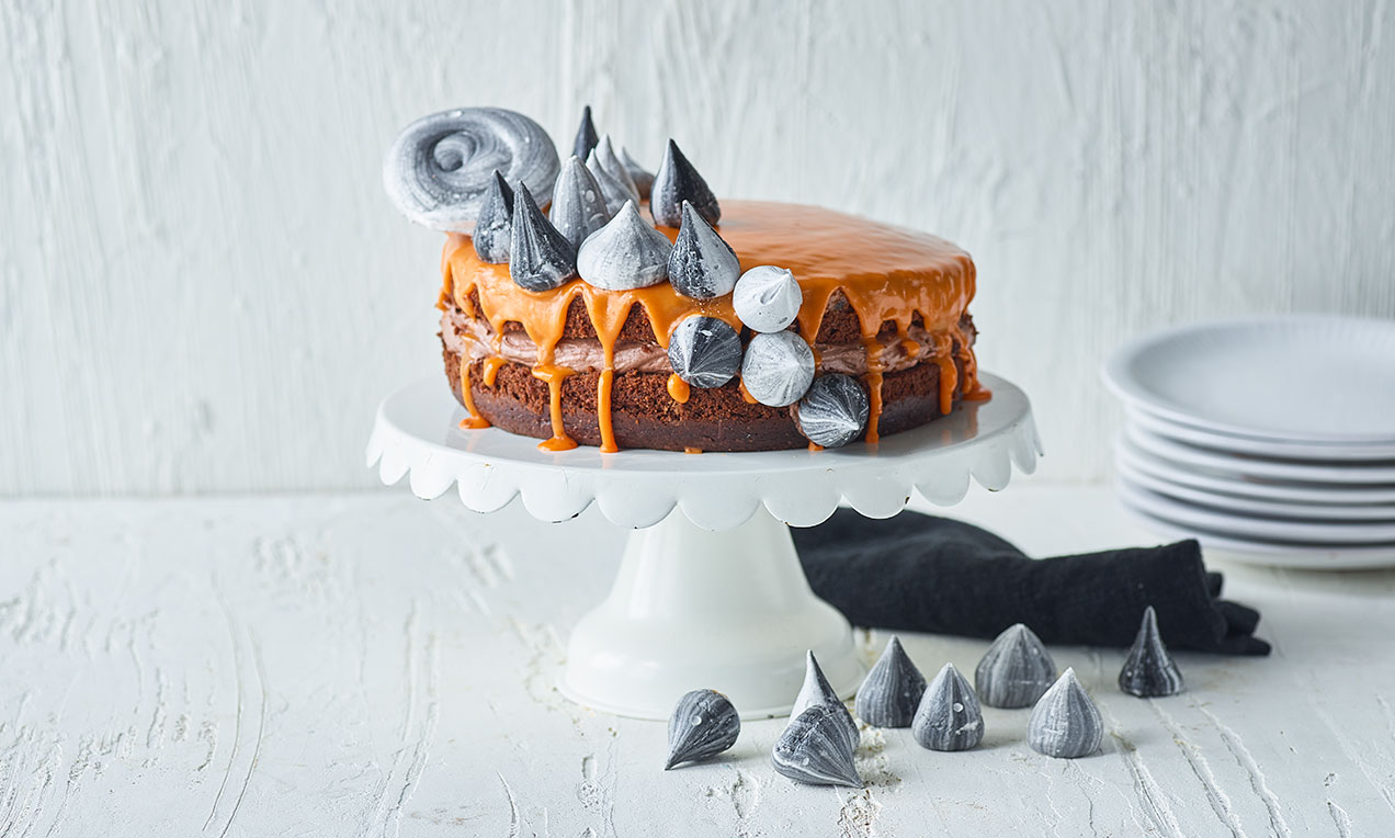 Halloweentårta med orange glasyr och maränger