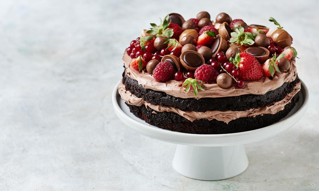 Mustig chokladtårta med bär