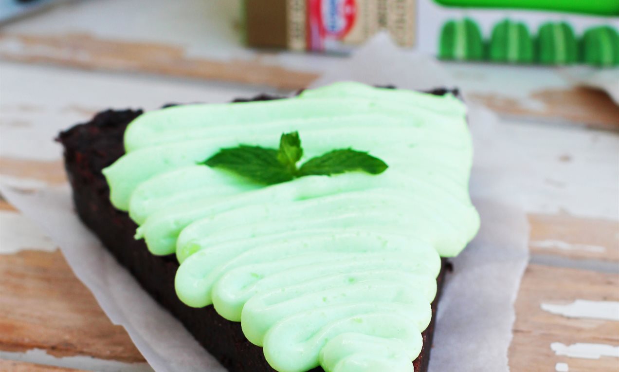 Vegansk kladdkaka med vispad mintpannacotta
