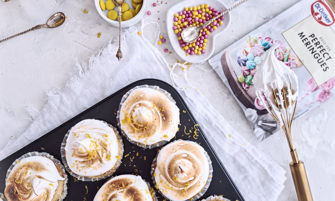 Citronmuffins med godisgömma och marängtäcke