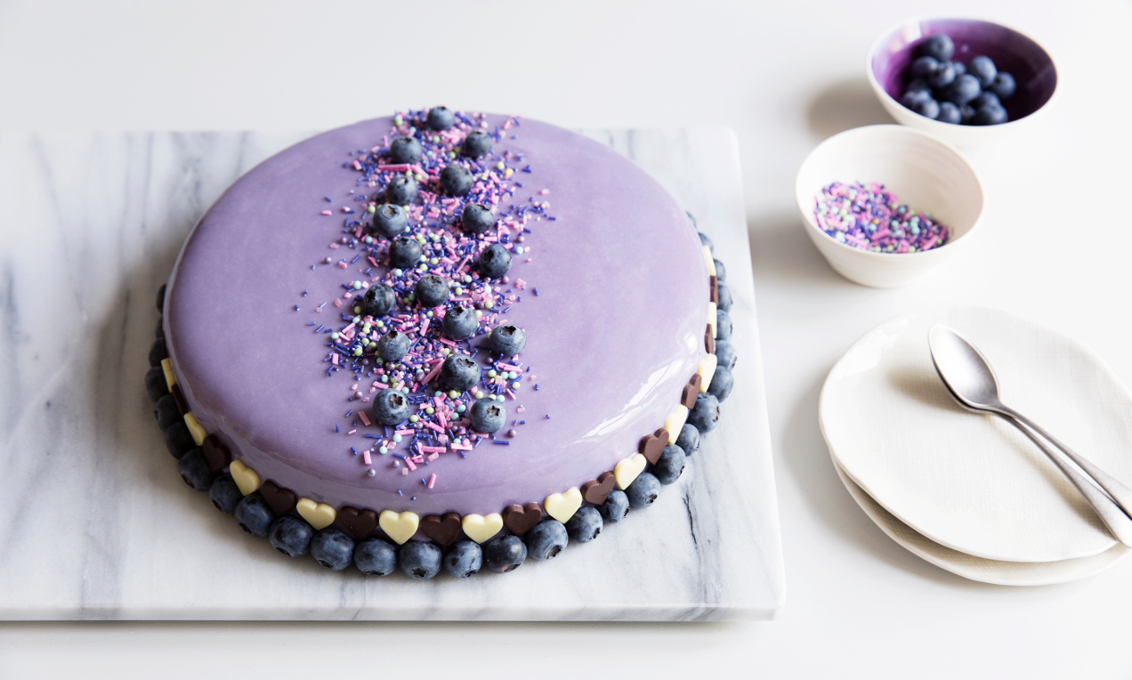 Fryst choklad- och blåbärsmoussetårta med Mirror glaze
