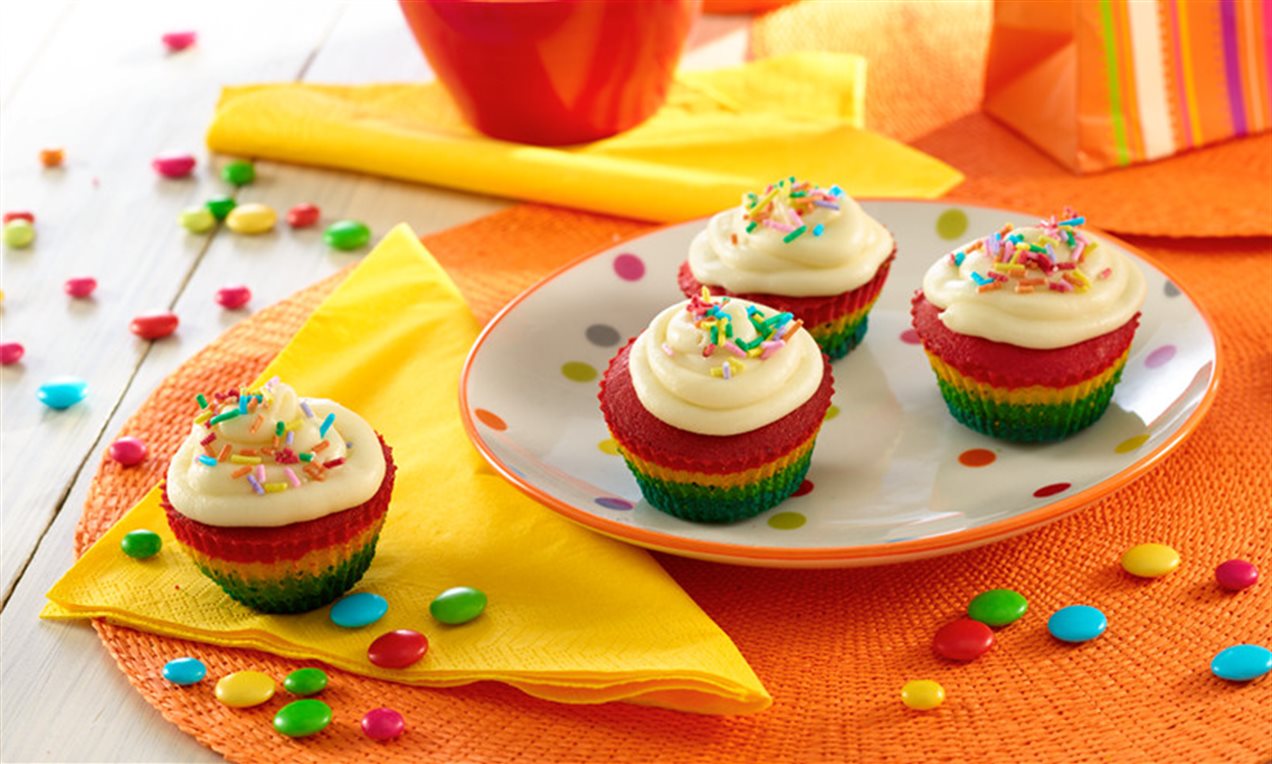 Regnbågscupcakes med vit chokladfrosting