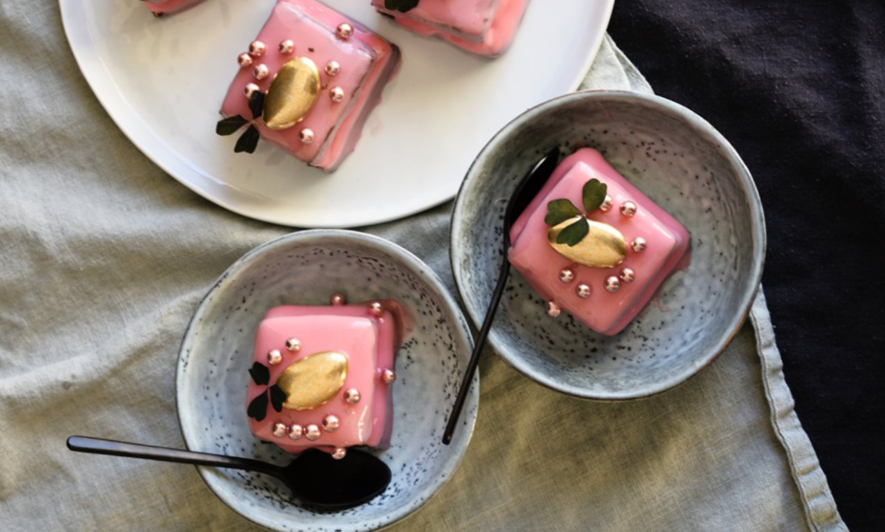 Moussebakelser med choklad och jordgubb