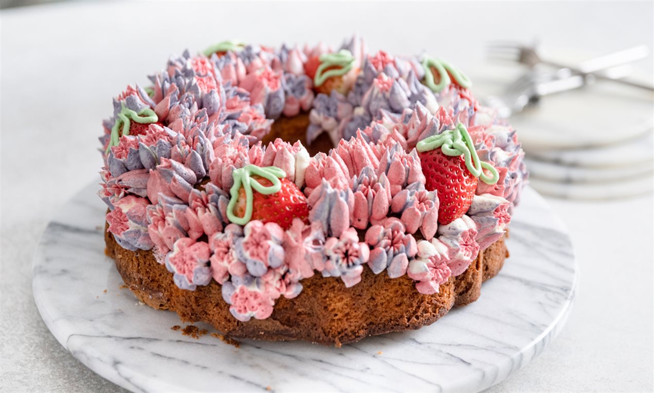 Sockerkaka med blommor i smörkräm