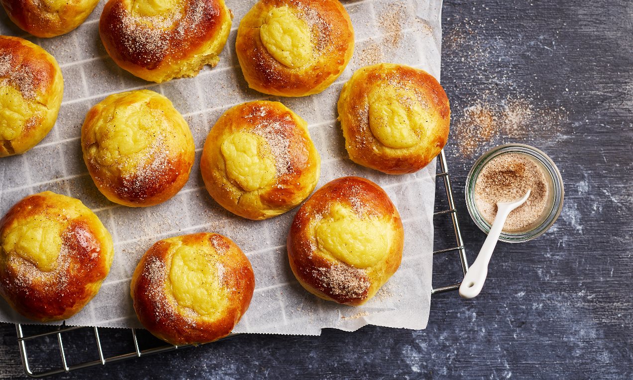 Saffransbullar med vaniljkräm och kanelsocker